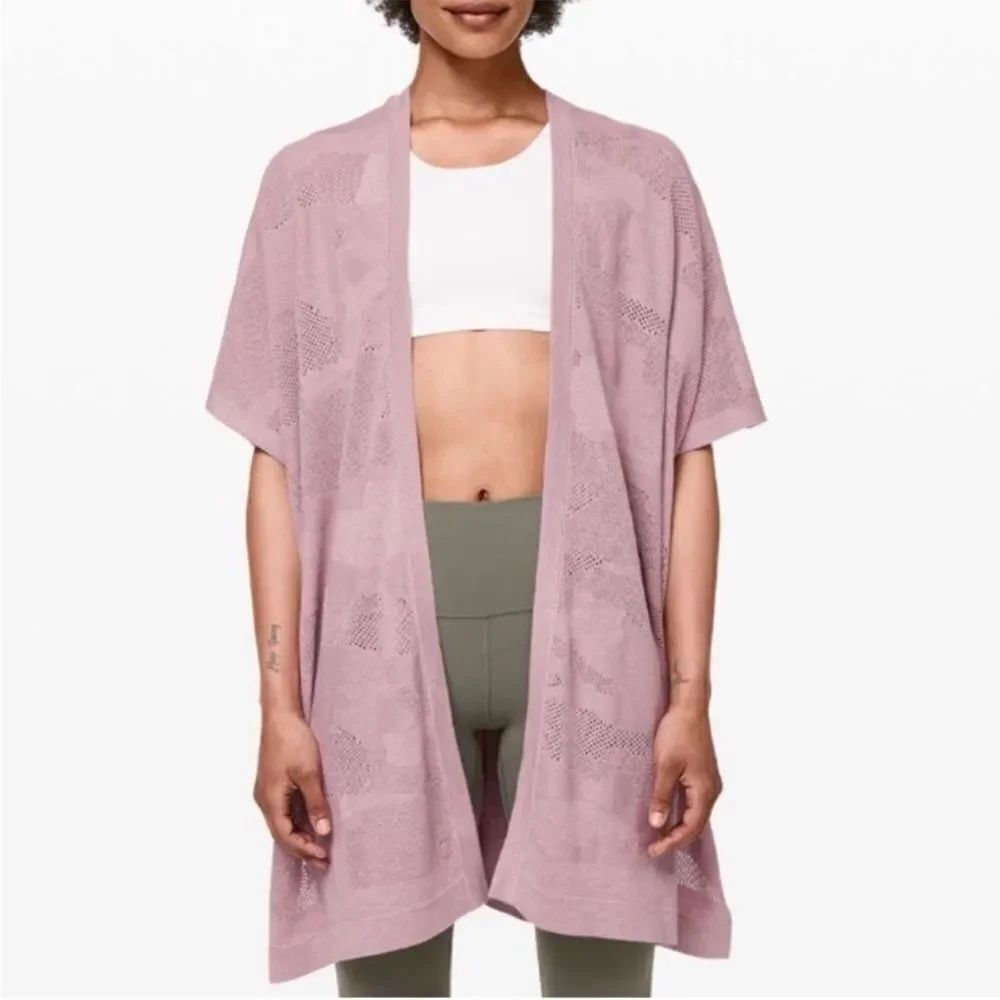 Lululemon Find Your Light Wrap Cardigan in Mauve  Silk Blend Camo Kimono
NN22